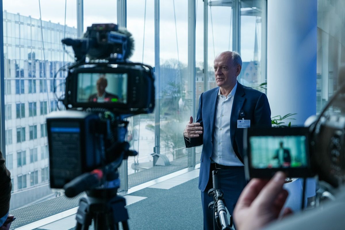 Stuart Russell addressing the European Parliament